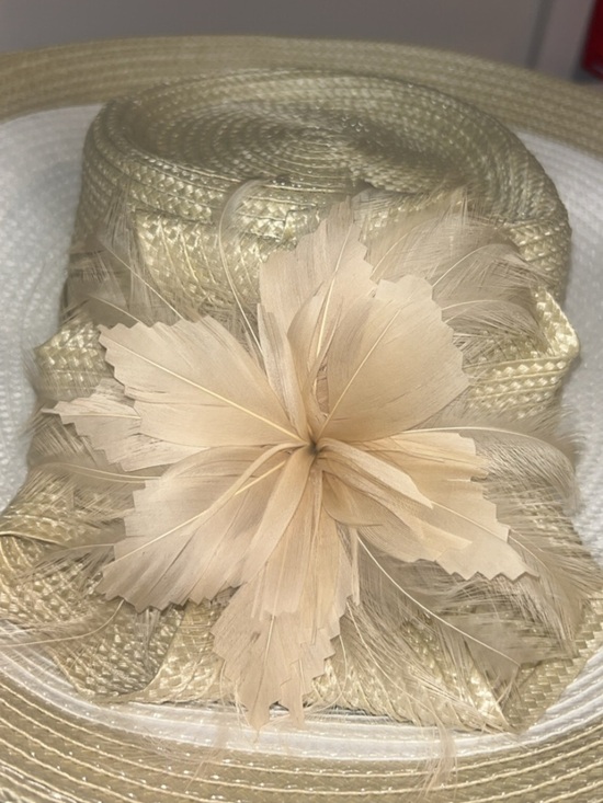 NWOT August Hat Company Wide Brim Straw Hat Beige Gold Church Derby Wedding